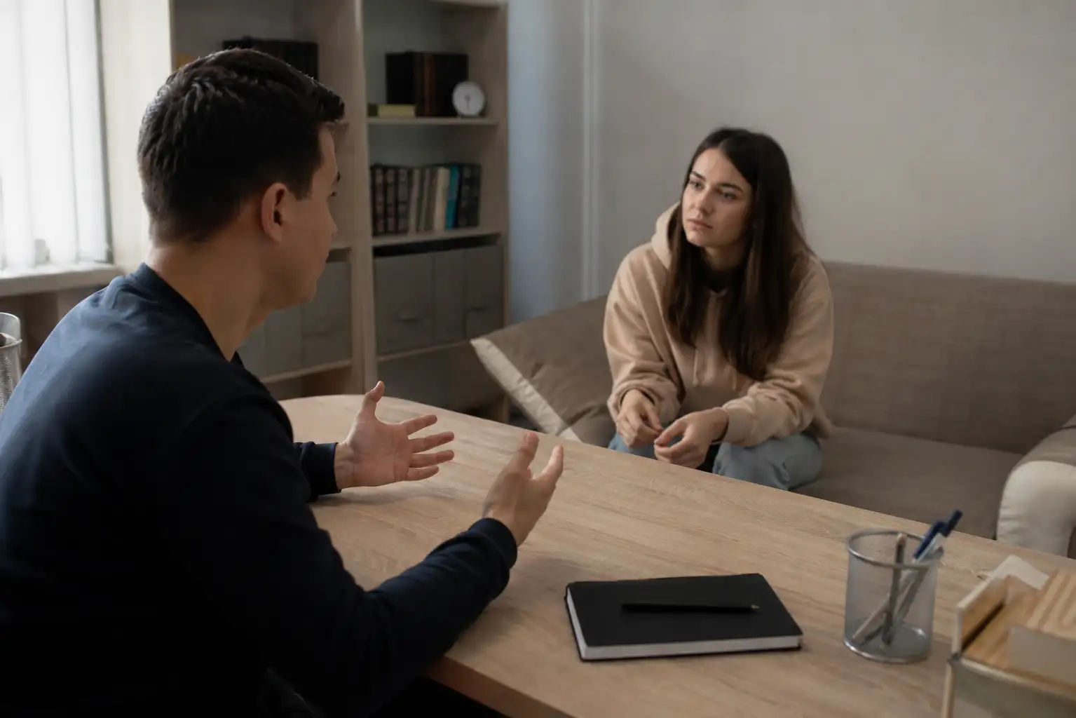 Психотерапевт консультирует пациента по теме лечения интернет-зависимости